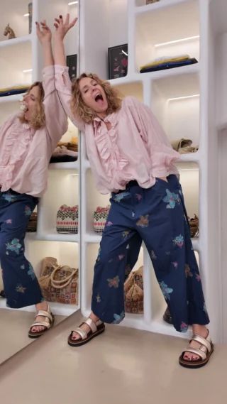 JE SUIS DANS LA M ……😂
#chemise 50€
#pantalon 220€
#sandale 180€
Vivez l’expérience unique en vous abonnant à cet Instagram.
Découvrez la nouvelle collection en restant chez vous 🏠🛍️💕

Parcourez nos posts pour découvrir vos articles préférés et contacte-nous via la messagerie Instagram ou par téléphone au 01 45 48 89 18. Nous nous ferons un plaisir de répondre à toutes vos questions.
(Paiement sécurisé et livraison dans le monde entier 🌎)